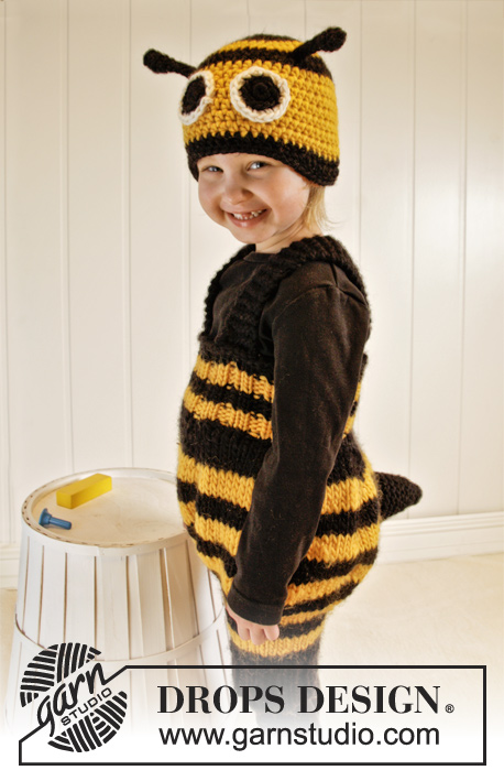 Bee Happy / DROPS Extra 0-1013 - Dziecięce spodenki na drutach pszczółka i czapka pszczółka na szydełku, z włóczki DROPS Snow. Robótka jest w paski. Rozmiary 1 - 6 lat.