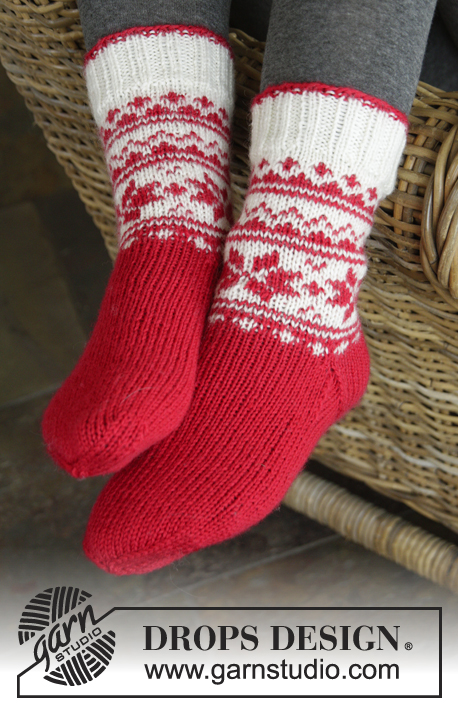 Merry & Warm / DROPS Extra 0-1051 - Calze per bambini e adulti lavorate ai ferri in DROPS Karisma. Le calze sono lavorate con motivo nordico con stelle. Taglie: 32 - 43. Tema: Natale