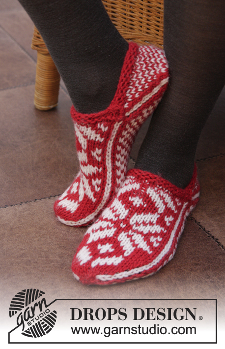 Holly Jolly Steps / DROPS Extra 0-1057 - Navidad DROPS: Pantuflas de punto DROPS con patrón de jacquard noruego, en “Nepal”. Número: 35 – 43.