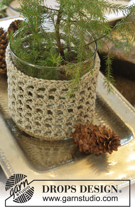 Nature's Greetings / DROPS Extra 0-1059 - Natal DROPS : Capa DROPS em croché para vaso pequeno e grande em vidro, com 2 fios Bomull-Lin.