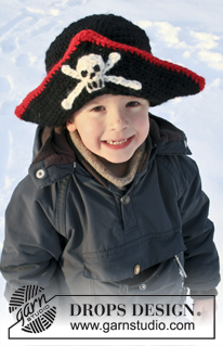 Ahoy! / DROPS Extra 0-1073 - Cappello da pirata per bambini lavorato all'uncinetto con teschio in DROPS Snow. Taglie: 1 - 10 anni.