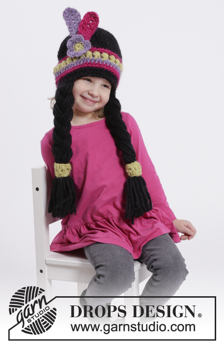 Little Alawa / DROPS Extra 0-1074 - Chapeau Pocahontas crocheté pour bébé et enfant, avec tresses et plumes. Du 1 au 10 ans.