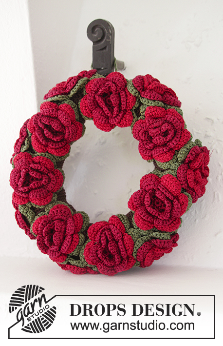 Christmas in Bloom / DROPS Extra 0-1193 - Coroa em croché com flores em DROPS Cotton Viscose ou DROPS Safran.Tema: Natal