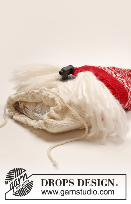 Merrier Christmas / DROPS Extra 0-1195 - Navidad DROPS: Funda “Santa” DROPS para dispensador de vino en “Nepal” y barba en “Snow” con patrón de jacquard nórdico y pompón.