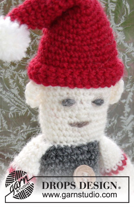 Santa's Buddy / DROPS Extra 0-1198 - Poupée Père Noël crochetée pour bébé et enfant en DROPS Fabel, avec rayures. Thème: Noël.