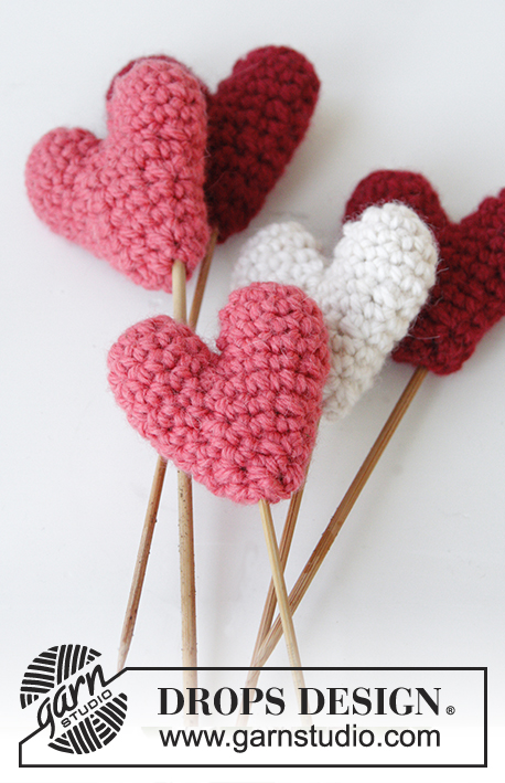 Little Hearts / DROPS Extra 0-1222 - Walentynki DROPS: serca na szydełku z włóczki „Nepal”.