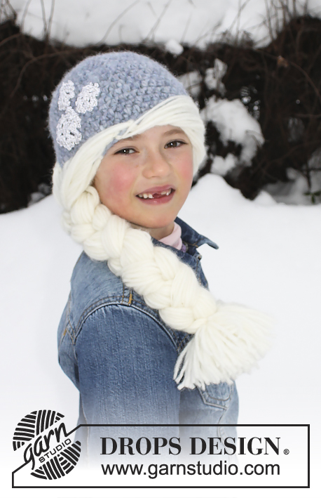 Princess Snowflake / DROPS Extra 0-1226 - Karnawał DROPS: Dziecięca czapka z warkoczem na szydełku z włóczki DROPS Air. Z płatkami śniegu z włóczki Cotton Viscose. Rozmiary od 1 do 8 lat.