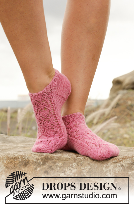 Camellia Rose / DROPS Extra 0-1243 - DROPS kotníkové ponožky pletené krajkovým vzorem z příze  Fabel. Velikost: 35-43.