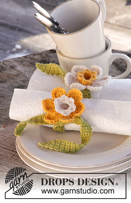Wild Marigolds / DROPS Extra 0-1250 - DROPS Easter: Crochet DROPS napkin decoration with daffodil in ”Safran”.
