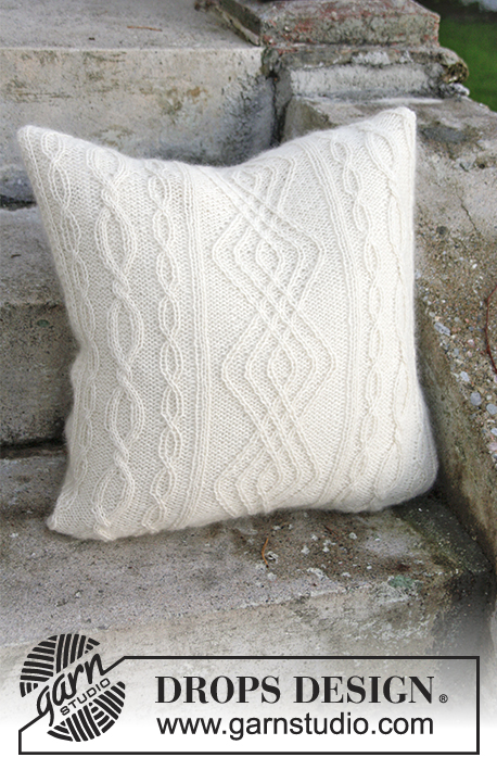 Irish Winter Pillow / DROPS Extra 0-1316 - Housse de coussin avec torsades, tricotée avec 2 fils DROPS Alpaca.
