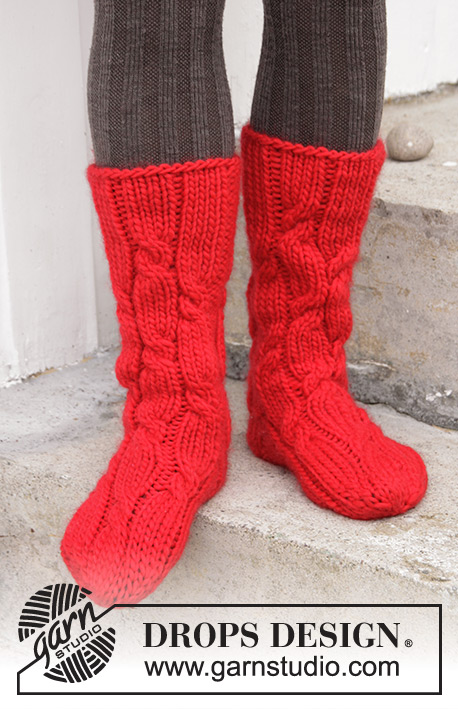 Christmas Journey / DROPS Extra 0-1331 - Strikkede sokker med fletter til jul i DROPS Snow. Str 35 - 43.