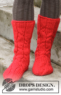 Christmas Journey / DROPS Extra 0-1331 - Stickade sockor med flätor till jul i DROPS Snow Stl 35 - 43.
