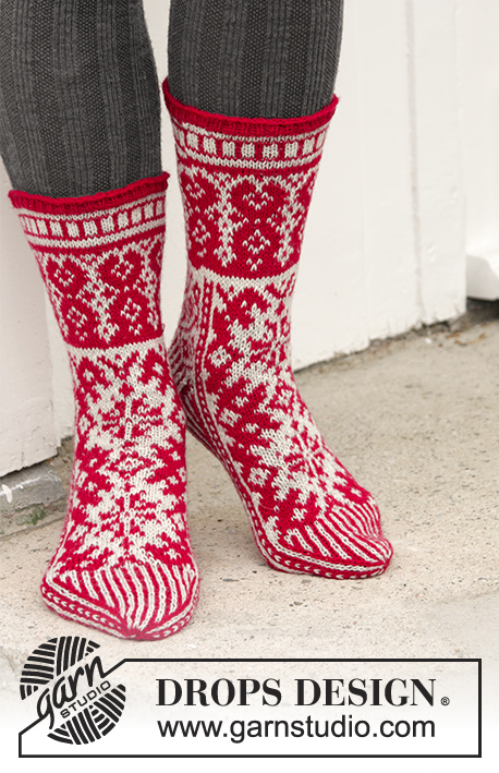 Christmas Raffle Socks / DROPS Extra 0-1335 - Gestrickte Socken für Weihnachten mit Farbmuster in DROPS Fabel. Gr. 35-43.