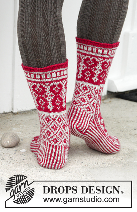 Christmas Raffle Socks / DROPS Extra 0-1335 - Kuviolliset sukat jouluksi DROPS Fabel-langasta. Koot 35-43.