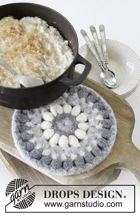 Polar Circle / DROPS Extra 0-1349 - Crochet and felted trivet for Christmas in DROPS Snow.