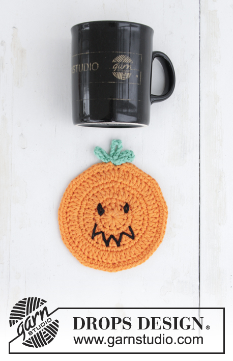 Pumpkin Latte / DROPS Extra 0-1389 - Hekluð glasamotta  / grasker fyrir Halloween. Stykkið er heklað úr DROPS Paris. Þema: Halloween.