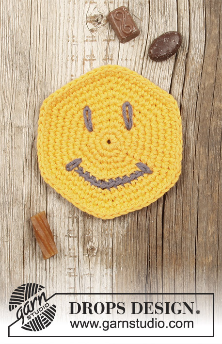 I See You / DROPS Extra 0-1390 - Base para copo em croché em forma de Smiley para o Halloween.
Crocheta-se em DROPS Paris.