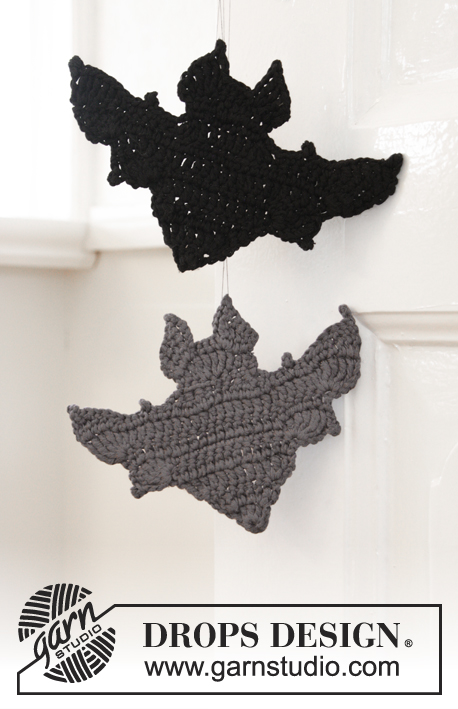 Bat Attack! / DROPS Extra 0-1391 - Morcego em croché para o Halloween. Crocheta-se em DROPS Paris.