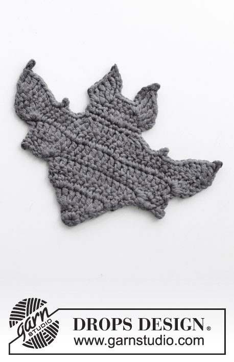 Bat Attack! / DROPS Extra 0-1391 - Morcego em croché para o Halloween. Crocheta-se em DROPS Paris.