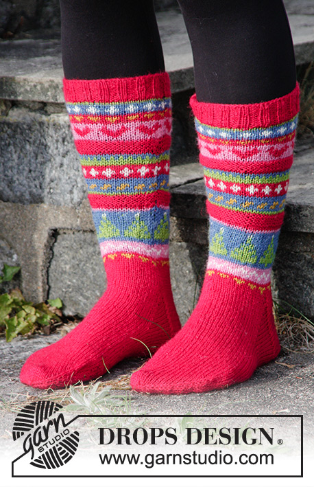 Mistle-Toes / DROPS Extra 0-1397 - Gebreide sokken in veelkleurig patroon voor Kerst. Maat 35 tot 43. Het werk wordt gebreid in DROPS Fabel.