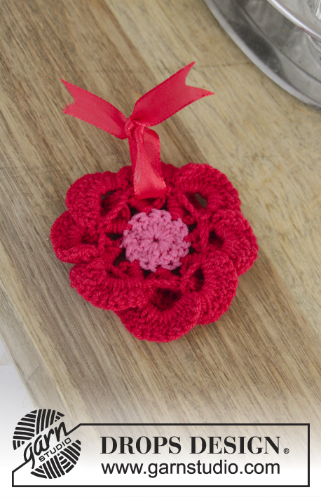 Festive Flowers / DROPS Extra 0-1407 - Flor de Natal crochetada em DROPS BabyMerino.