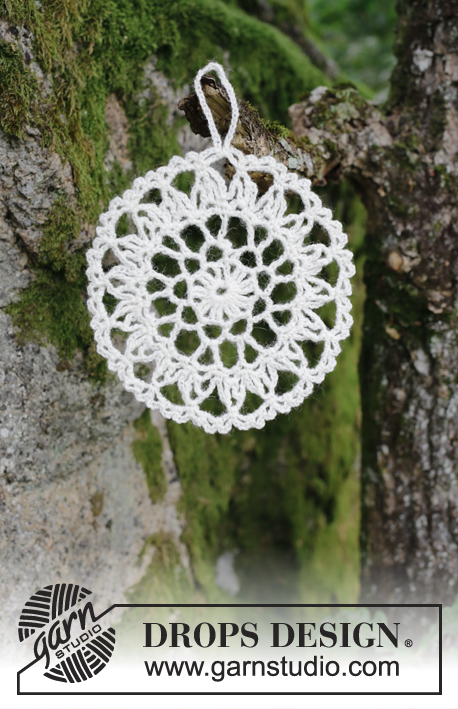 Strålande Jul / DROPS Extra 0-1412 - Crocheted circle for Christmas. Piece is crocheted in DROPS Fabel.