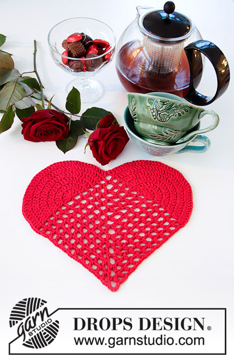Time for Romance / DROPS Extra 0-1418 - Set de table crocheté en forme de cœur pour la Saint-Valentin, en DROPS Paris.