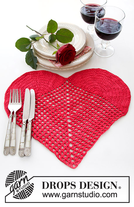 Time for Romance / DROPS Extra 0-1419 - Gehaakt tafelkleed in hartvorm voor Valentijn. Het werk wordt gehaakt in DROPS Paris.