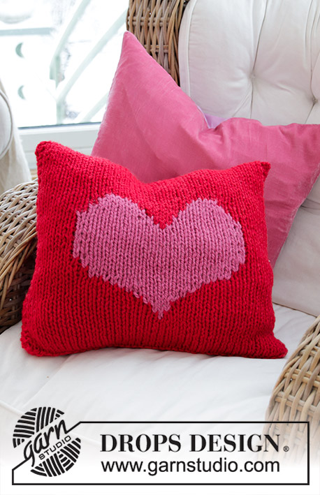 Lay My Love / DROPS Extra 0-1420 - Strikket pudebetræk med hjerte til Valentine. Arbejdet er strikket i DROPS Andes