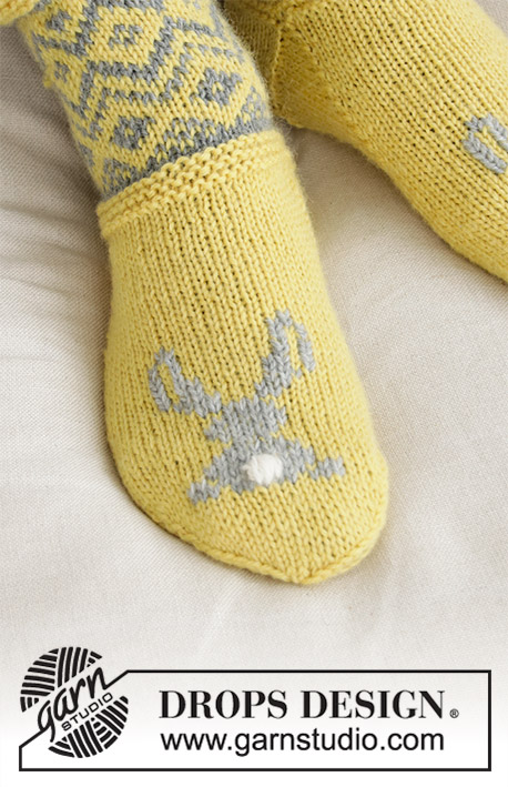 Bunny Hide / DROPS Extra 0-1421 - Meias ou pantufas tricotadas em DROPS Karisma. Jacquard norueguês e coelho bordado. Do 35 ao 46. Tema: Páscoa