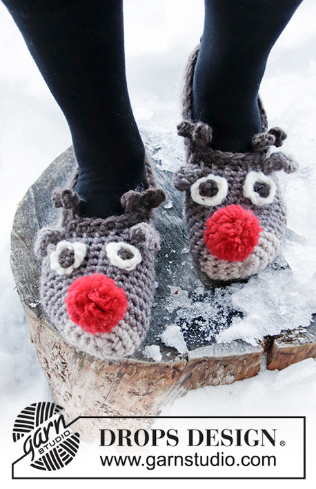 The Rudolphs / DROPS Extra 0-1429 - Pantofole lavorate all’uncinetto in DROPS Snow. Pantofole con le teste di renne e pompoms. Taglie: 35 – 43. Tema: Natale.