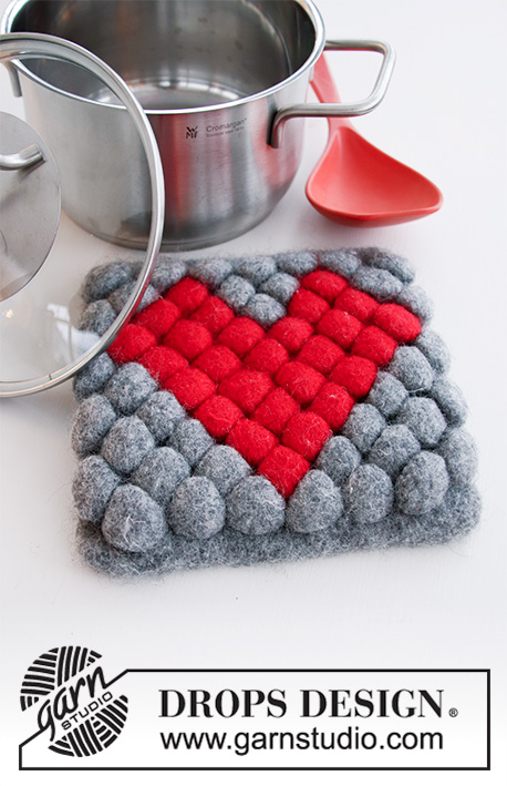 Hot Heart / DROPS Extra 0-1431 - Strikket og filtet bordskåner i DROPS Snow. Arbejdet strikkes med bobler og hjerte. Tema: Jul.