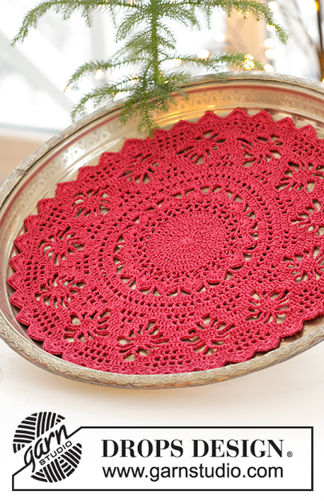 Seasonal Dish / DROPS Extra 0-1440 - Crocheted table cloth in DROPS Belle. The piece is worked from the middle outwards, in a circle. Theme: Christmas.