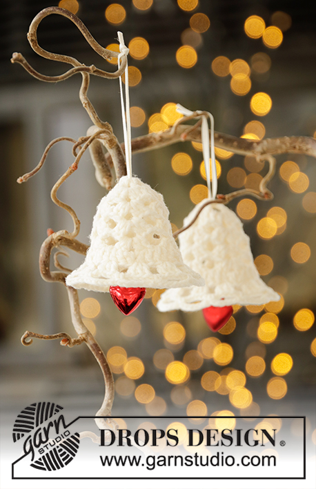 Jingle Bells / DROPS Extra 0-1446 - Dzwoneczki na szydełku z włóczki DROPS Safran, z wzorem wachlarzy. 
Temat: Boże Narodzenie.