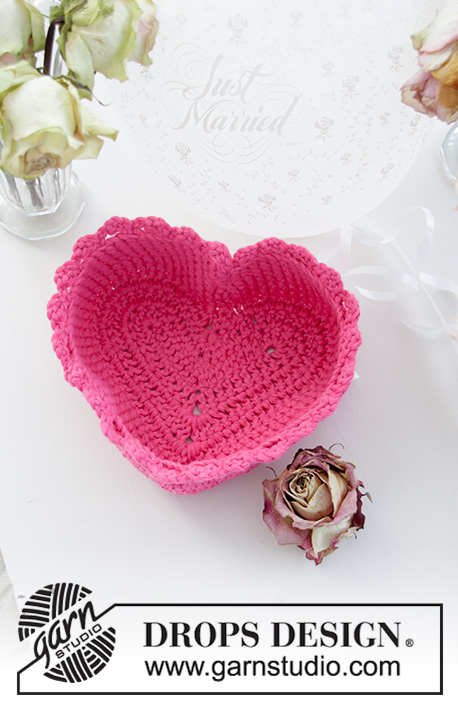 Forever Love / DROPS Extra 0-1452 - Gehaakt maandje in de vorm van een hart voor Valentijn. Het werk wordt gehaakt in DROPS Paris. Thema: Valentijnsdag