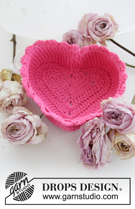 Forever Love / DROPS Extra 0-1452 - Gehaakt maandje in de vorm van een hart voor Valentijn. Het werk wordt gehaakt in DROPS Paris. Thema: Valentijnsdag