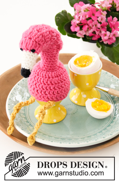 Cafe Flamingo / DROPS Extra 0-1455 - Osłonka na jajko różowy flaming z włóczki DROPS Merino Extra Fine. 
Temat: Wielkanoc