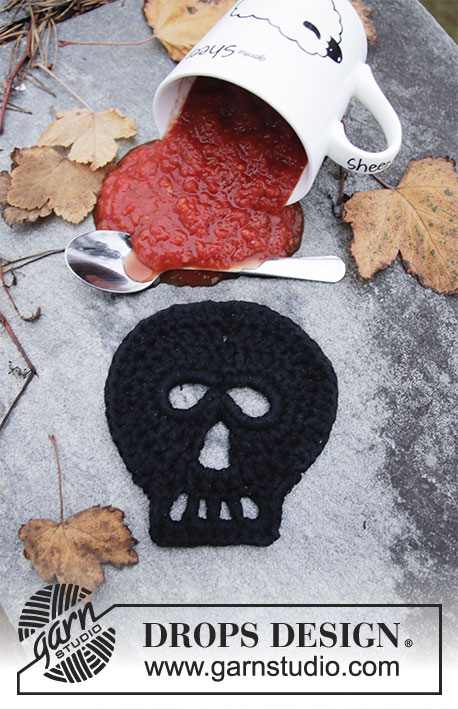 Dead Man's Happy Hour / DROPS Extra 0-1457 - Base para copos em forma de caveira crochetada em DROPS Paris. 
Tema: Halloween