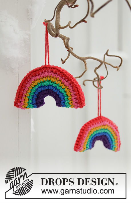 Holiday Rainbows / DROPS Extra 0-1463 - Decoración en forma de arcoíris para Navidad en DROPS Paris. Tema: Navidad.