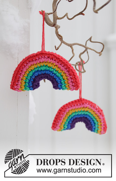 Holiday Rainbows / DROPS Extra 0-1463 - Hæklet regnbue julepynt i DROPS PARIS. Tema: Jul.