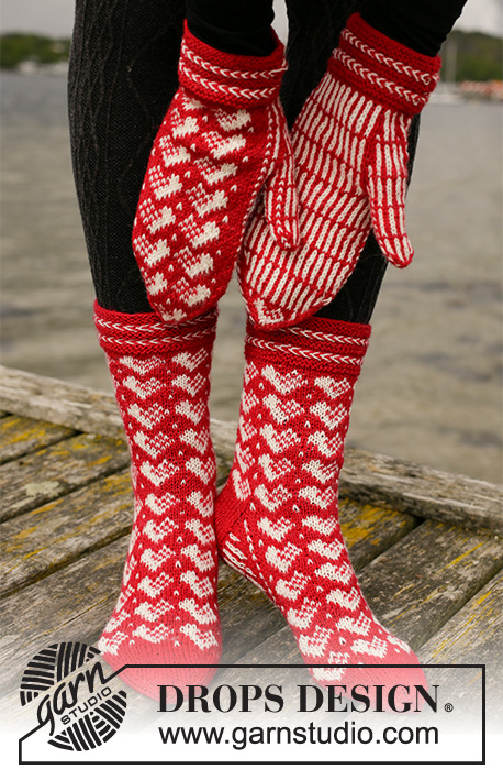Holiday Hearts / DROPS Extra 0-1464 - Strikkede sokker med hjerter i DROPS Fabel. Arbeidet strikkes ovenfra og ned med latvisk flette og nordisk mønster. Størrelse 35 - 43. Tema: Jul.