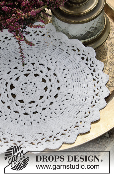 Grandma's Lace / DROPS Extra 0-1466 - Conjunto de mesa crochetado em redondo, a partir do meio, em DROPS Safran. 
Tema: Natal.