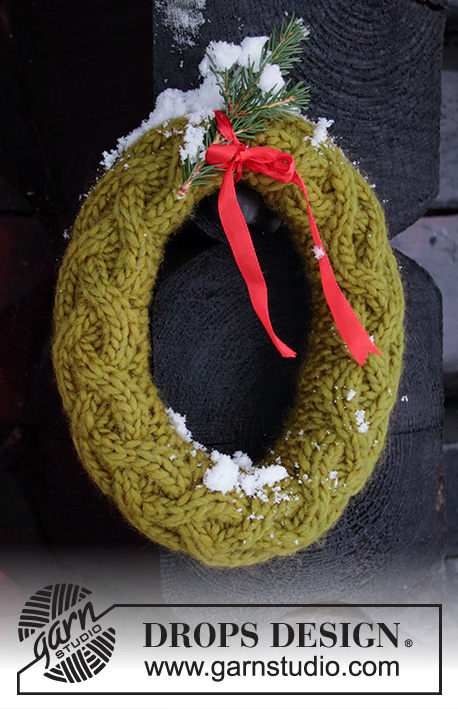 Woolen Christmas Wreath / DROPS Extra 0-1470 - Świąteczny wieniec na drutach, z warkoczami, z włóczki DROPS Snow. 
Temat: Boże Narodzenie.