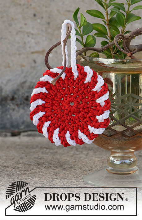 Christmas Candy Ornament / DROPS Extra 0-1477 - Gehaakte kerstboom decoratie in DROPS Muskat. Thema: Kerst