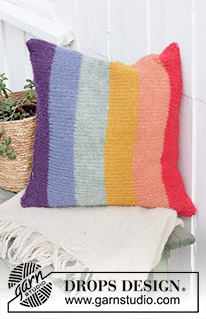 Rainbow Pillow / DROPS Extra 0-1487 - Pokrowiec na poduszkę w tęczowe paski, z włóczki DROPS Brushed Alpaca Silk. Odpowiedni na poduszkę o wymiarach 50x50 cm.