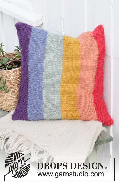 Rainbow Pillow / DROPS Extra 0-1487 - Kötött párnahuzat, szivárvány színű csíkokkal, DROPS Brushed Alpaca Silk fonalból Kb 50 x 50 cm méretű párnára illik