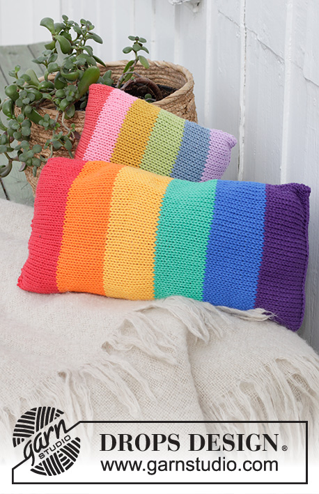 Cosy Rainbows / DROPS Extra 0-1488 - Capa para almofada tricotada com riscas arco-íris, em DROPS Paris.
