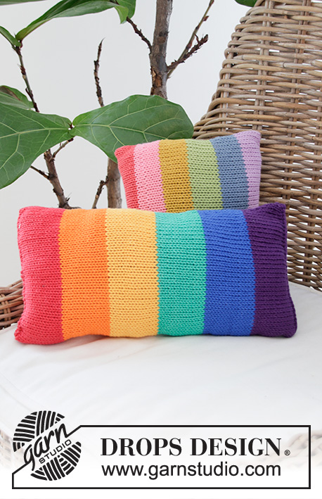 Cosy Rainbows / DROPS Extra 0-1488 - Capa para almofada tricotada com riscas arco-íris, em DROPS Paris.
