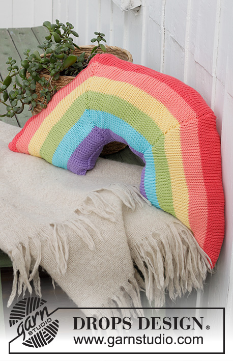Rainbow Arch Cushion / DROPS Extra 0-1489 - Pokrowiec na poduszkę na drutach, w tęczowe paski, z włóczki DROPS Paris.