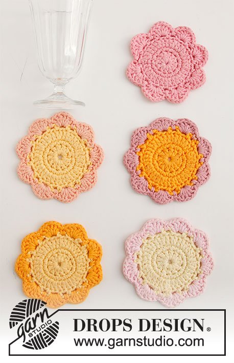 Blossom Coasters / DROPS Extra 0-1497 - Virkattu kukkamuotoinen lasinalunen DROPS Paris-langasta.